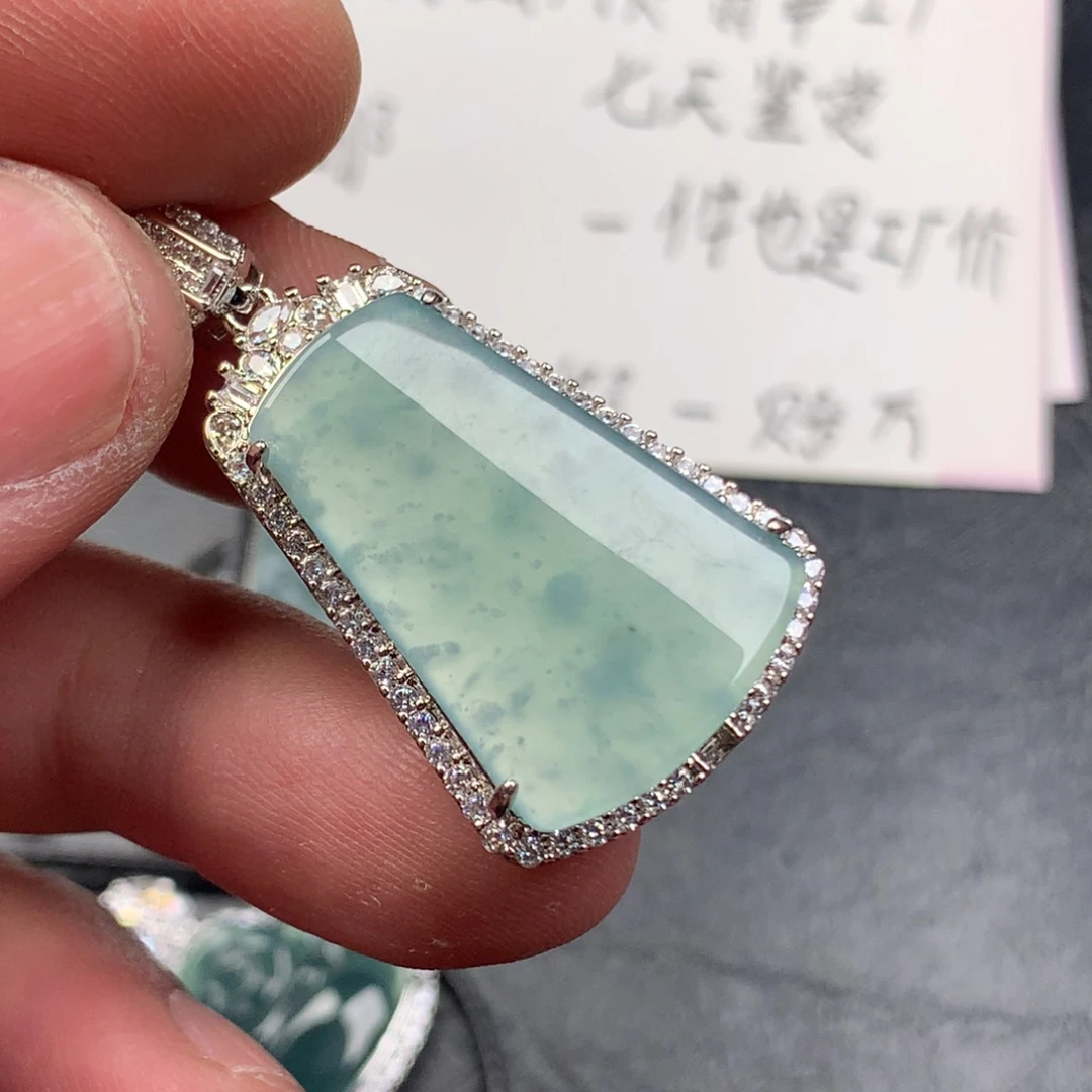 翡翠未镶嵌颈饰无事牌