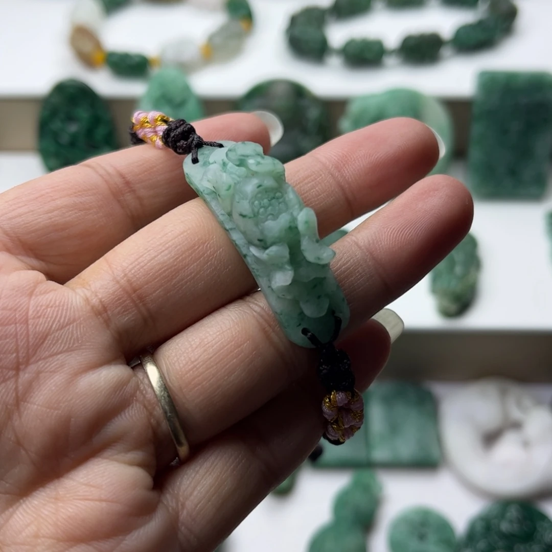 独山玉未镶嵌挂件