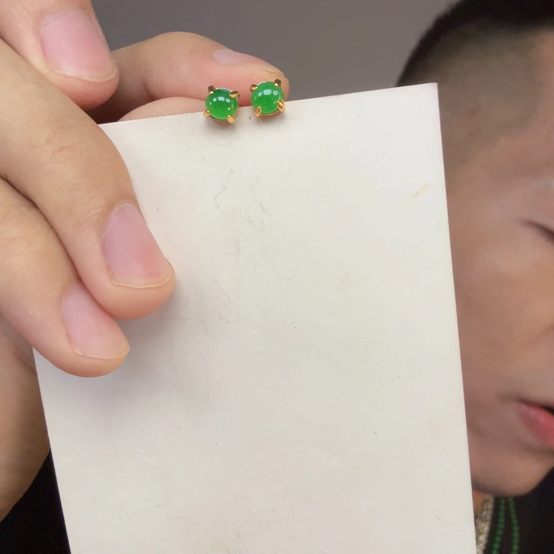 翡翠未镶嵌颈饰一对