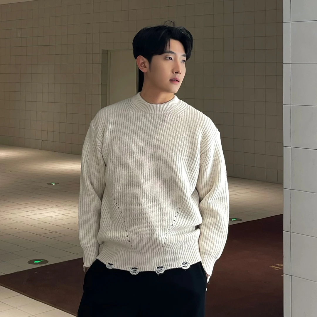 韩国男装 羊毛不规则豁口镂空毛衣 宽松阔版纯色针织圆领针织外套