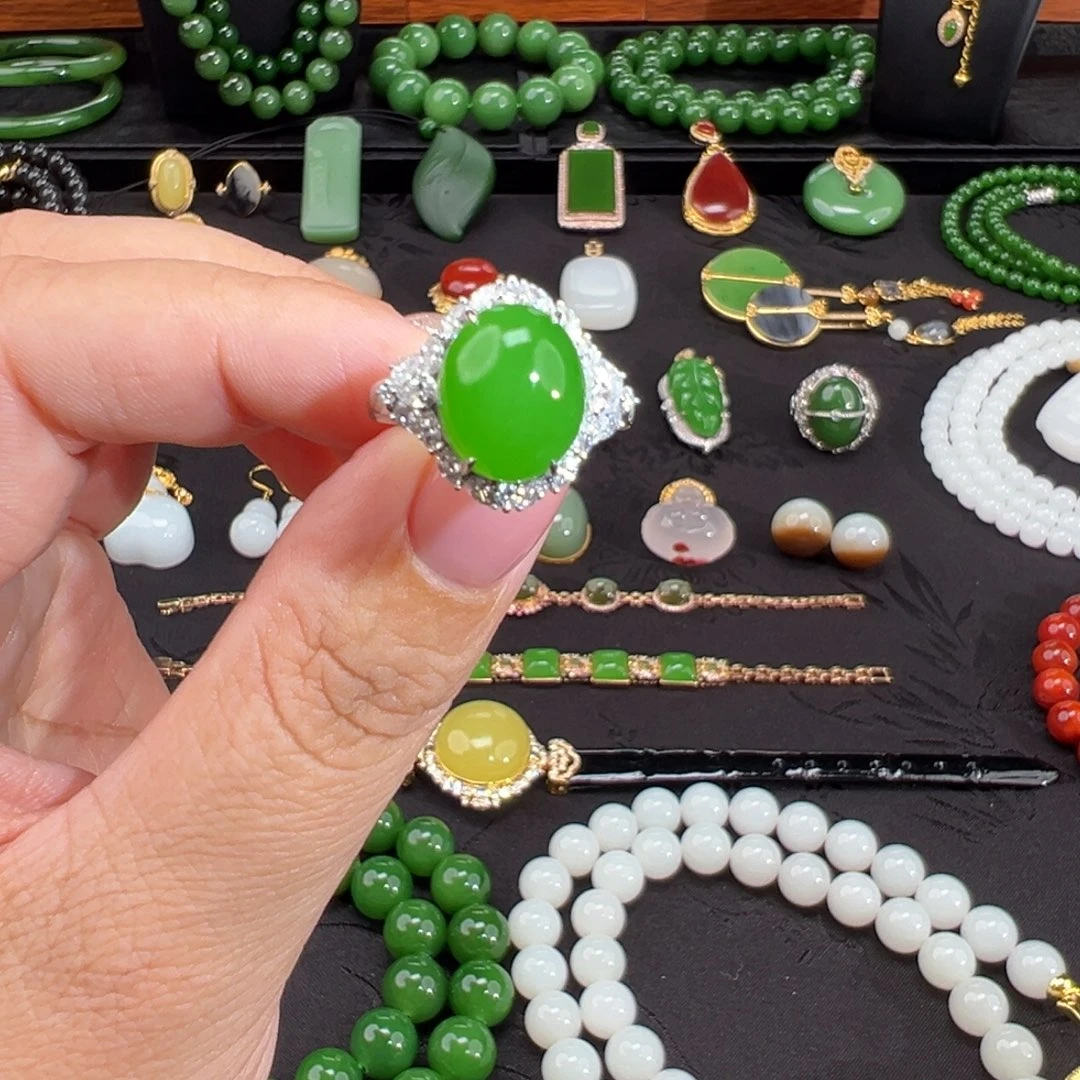 和田玉（碧玉）18K金镶嵌戒指乌兰乌德苹果绿浓翠蛋面戒指