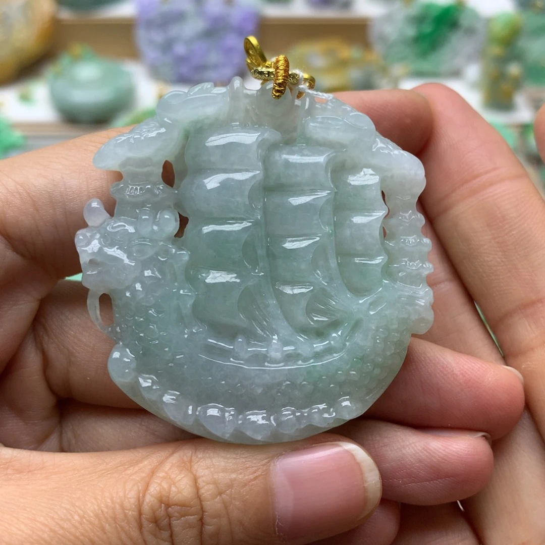 翡翠未镶嵌颈饰周****豆翡翠