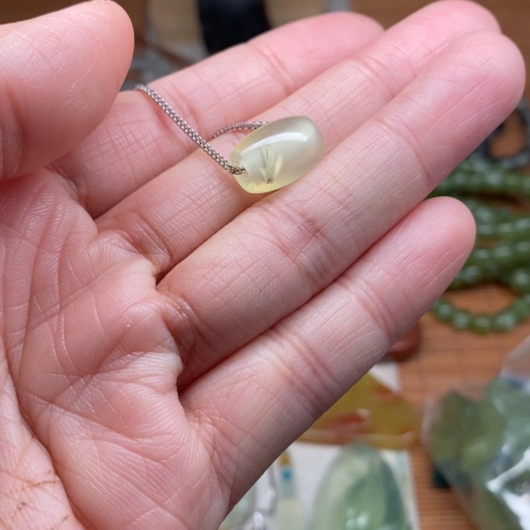 蛇纹石玉颈饰未镶嵌咸*宝