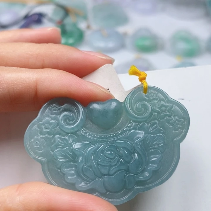 翡翠颈饰未镶嵌牡丹花