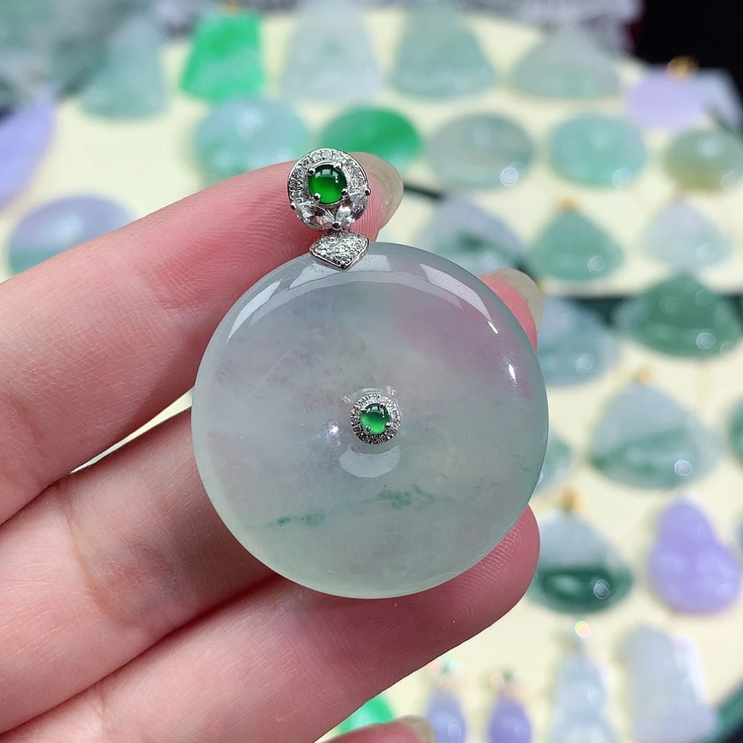 翡翠18K金镶嵌颈饰平安扣