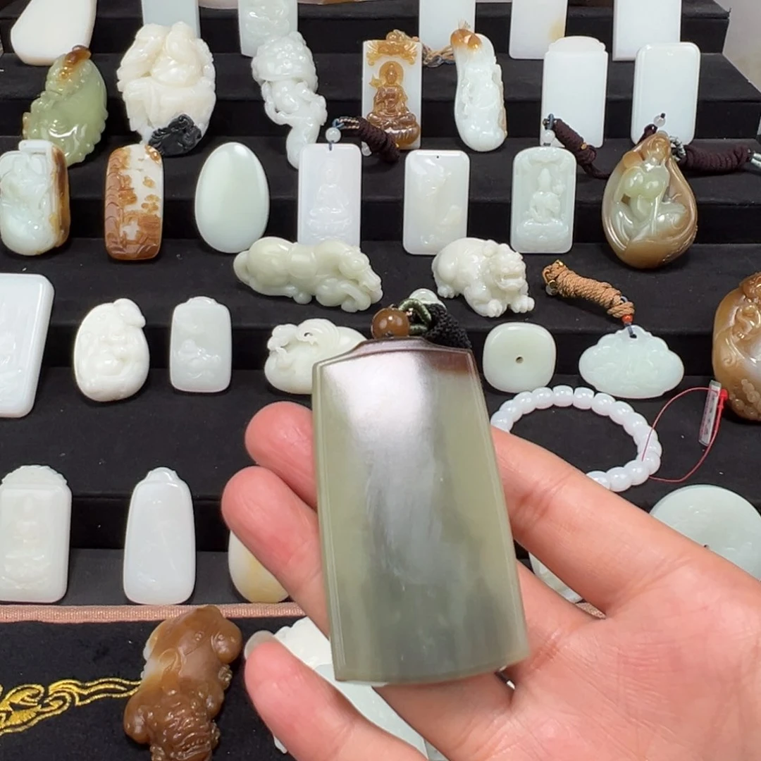 和田玉颈饰未镶嵌?**凯