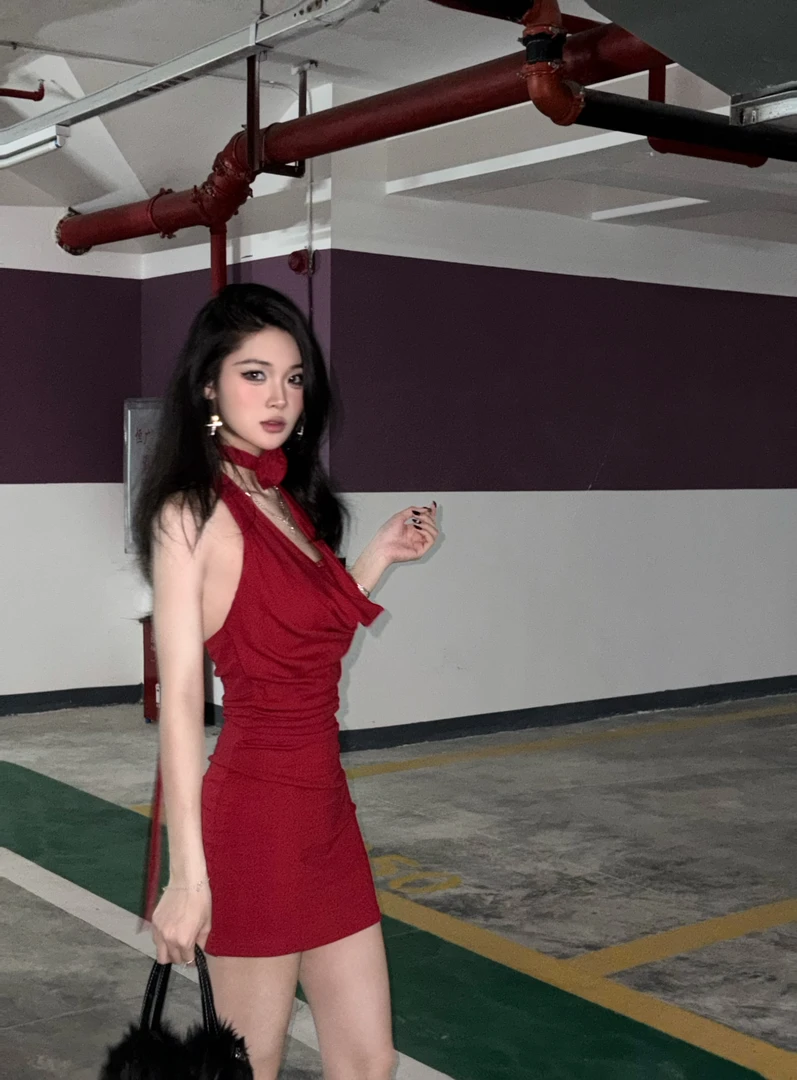 辣妹风红玫瑰荡领棉感收腰显瘦包臀裙气质显白纯欲法式挂脖裙
