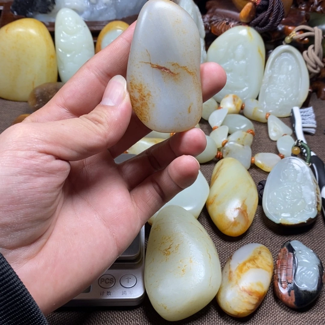 和田玉未镶嵌把件