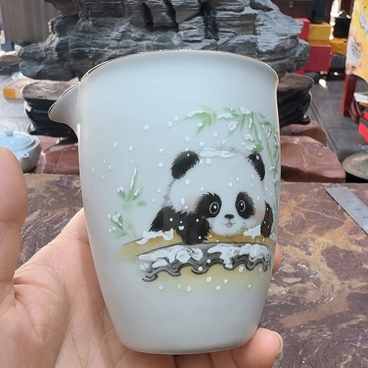 公道杯一个，瓷。品茗之