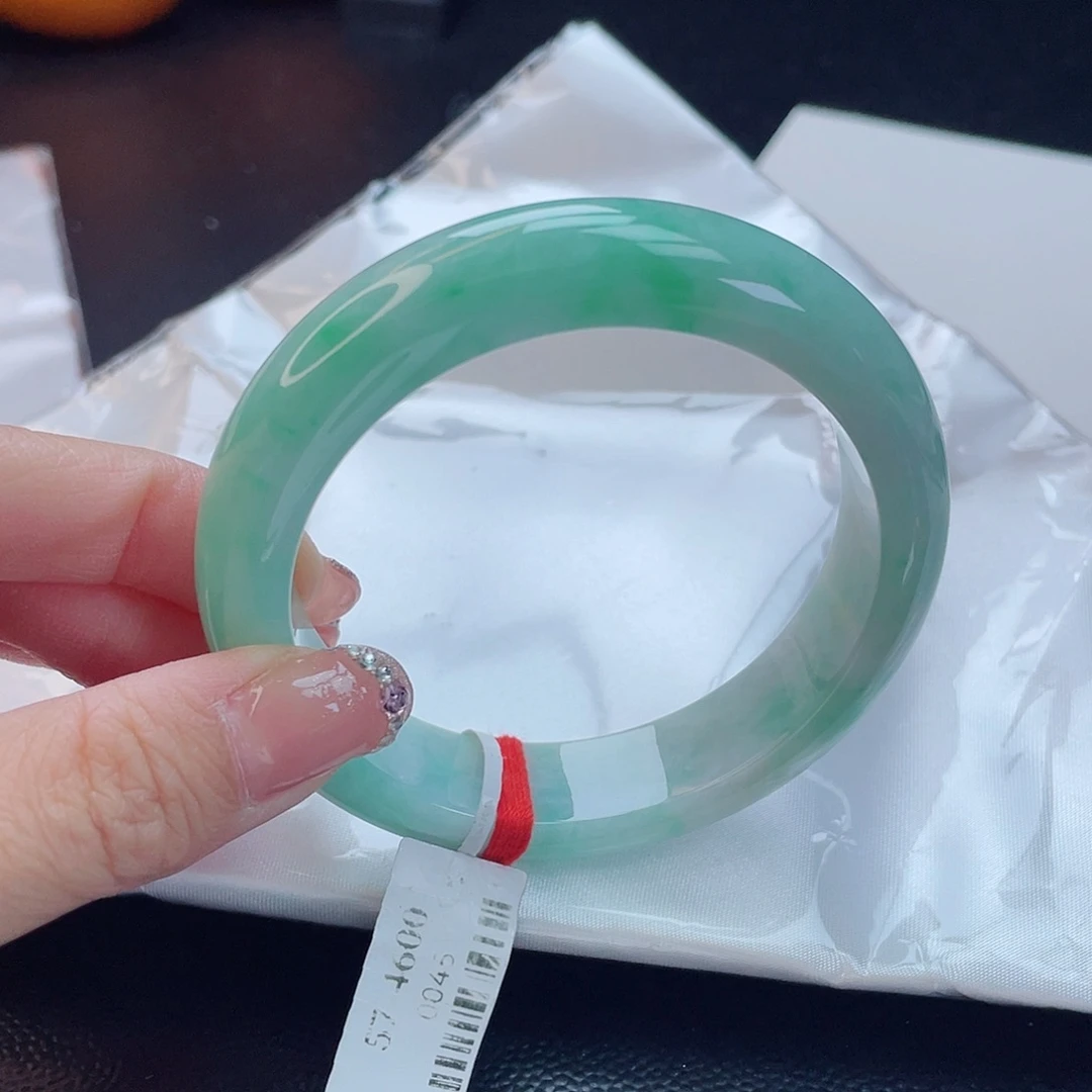 翡翠手镯未镶嵌翡翠