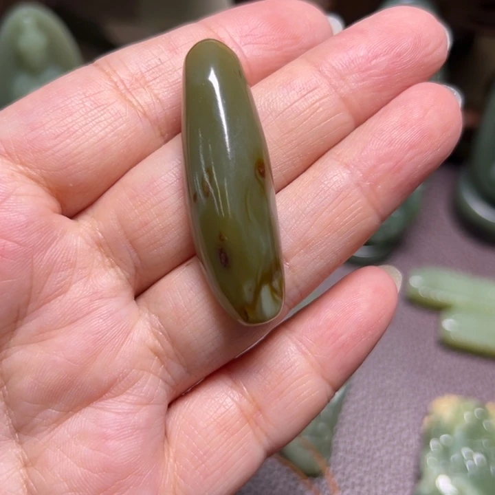 吉***柳颈饰未镶嵌岫岩河磨玉（透闪石质玉）