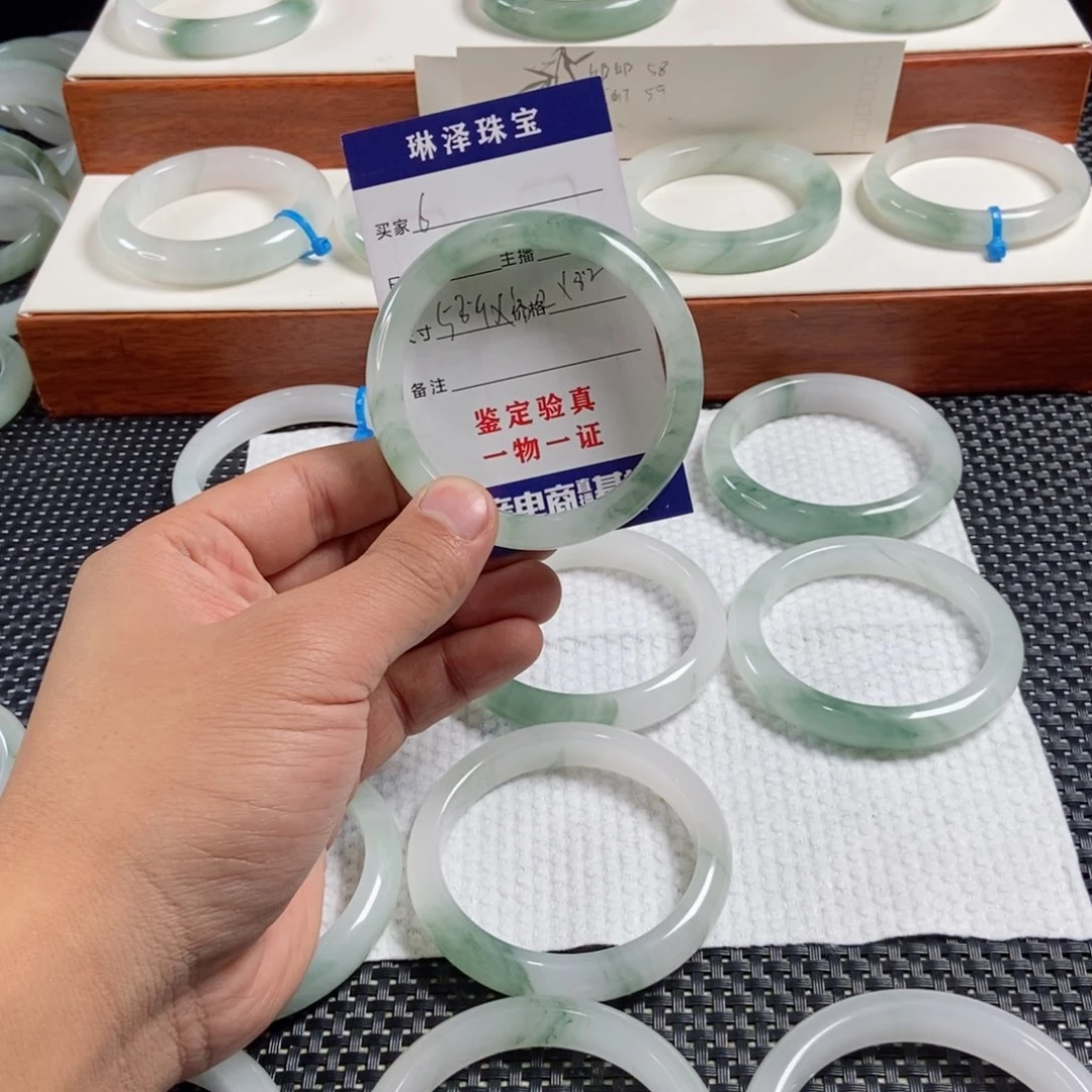 邱***邱石英质玉未镶嵌手镯6