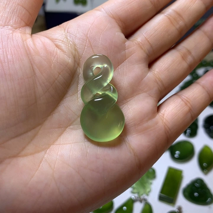 岫玉未镶嵌颈饰吊坠