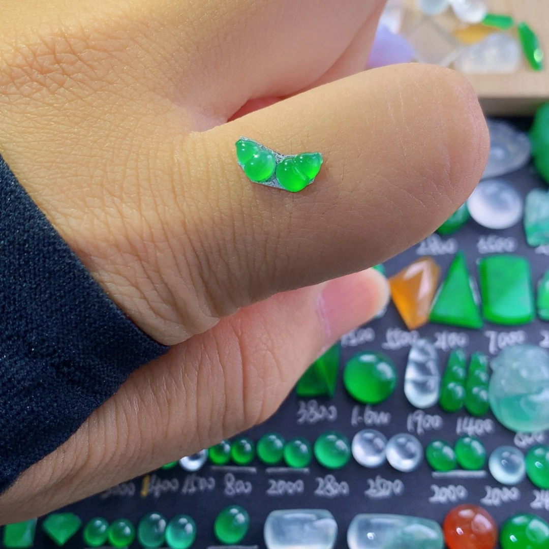 翡翠未镶嵌颈饰葫芦