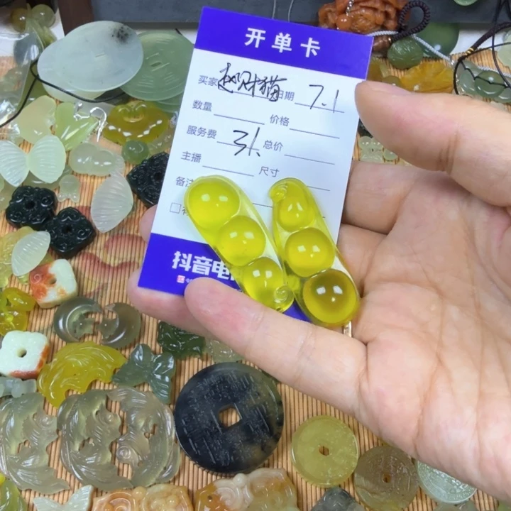 蛇纹石玉未镶嵌颈饰赵**?