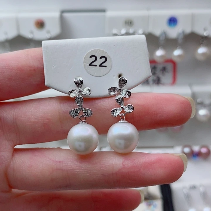 蕾****淡水珍珠耳饰银S925镶嵌A