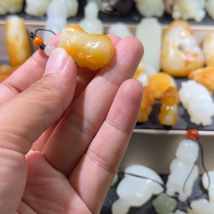 战***下和田玉未镶嵌颈饰