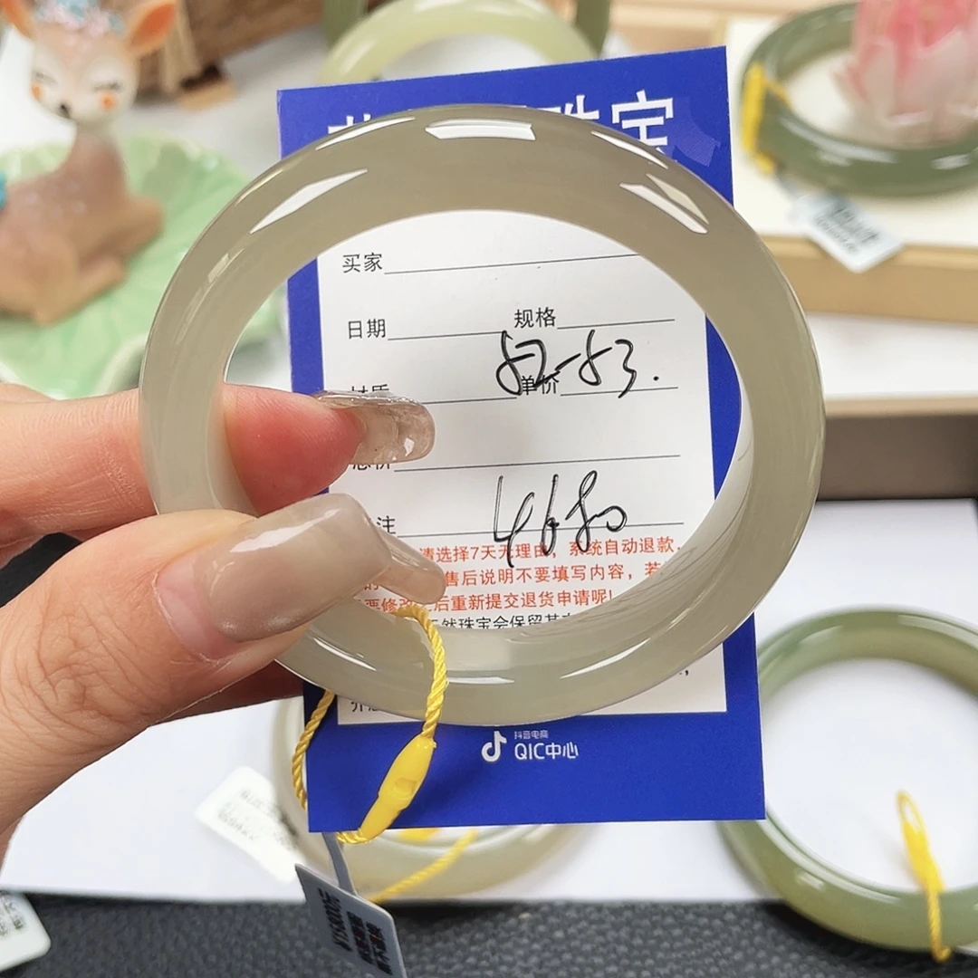 陈***丽和田玉未镶嵌手镯