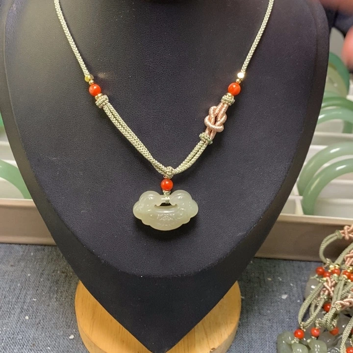 和田玉颈饰未镶嵌祥云如意锁