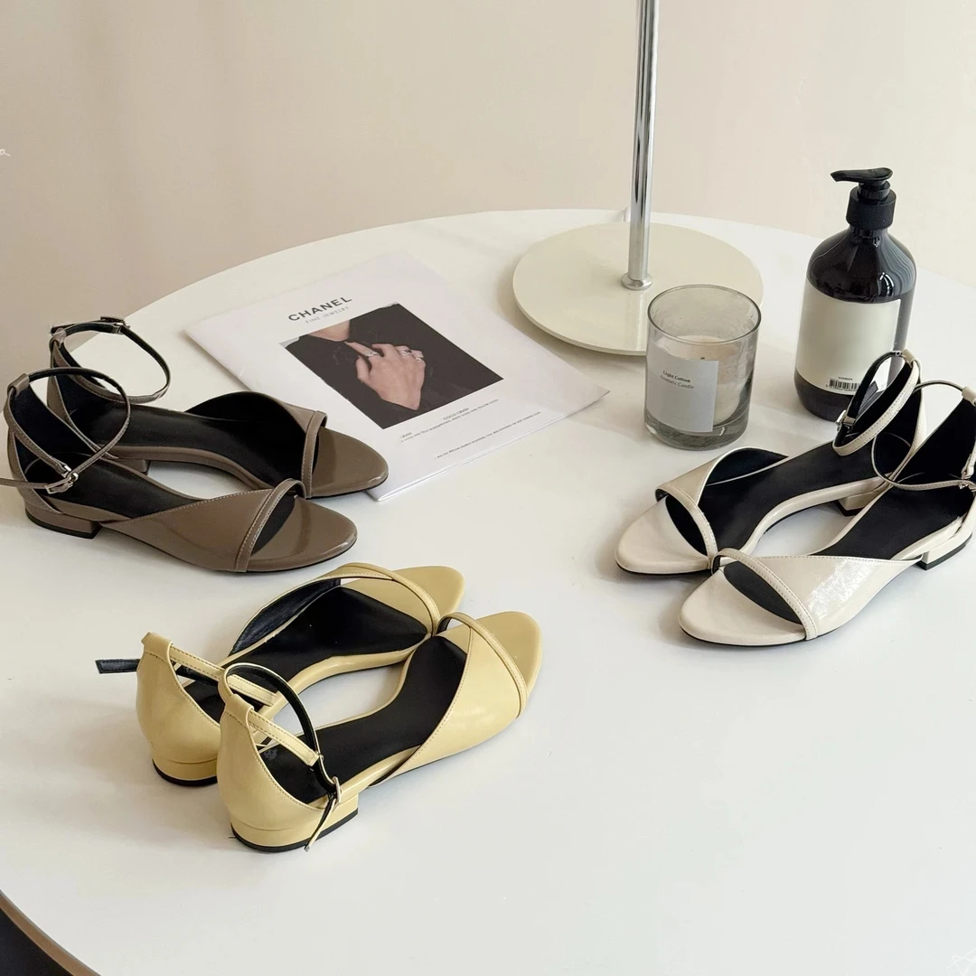 法式复古真皮一字带平底露趾凉鞋女夏季新款三色平跟调节扣女鞋