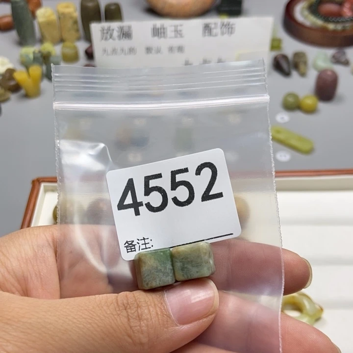 尤****未镶嵌蛇纹石玉颈饰