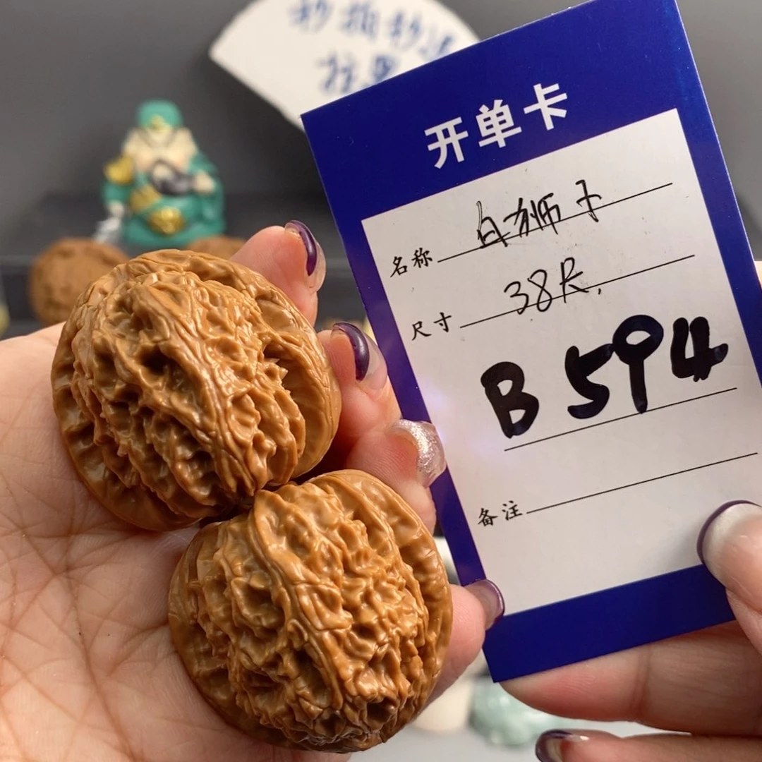 文玩核桃吊坠白狮子38