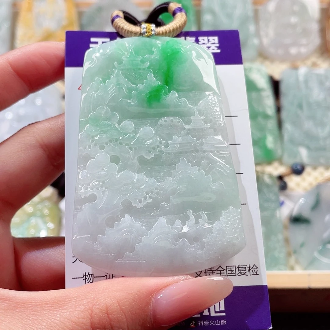 翡翠未镶嵌颈饰山水