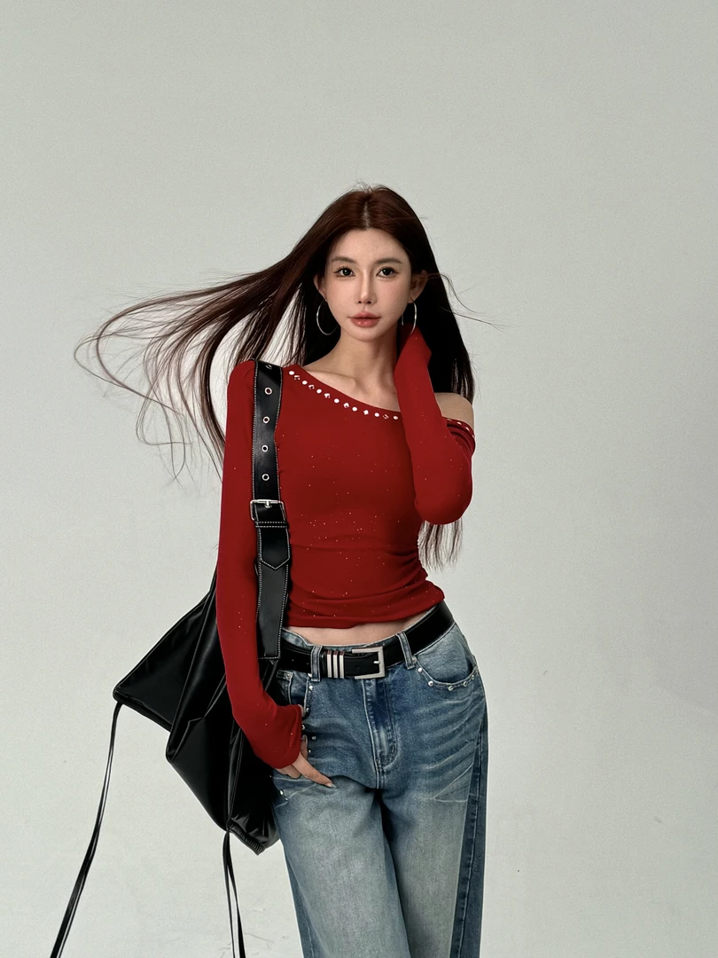婉君【斜肩铆钉】早春韩系热辣斜领露肩长袖时尚上衣LWJ25A1T120