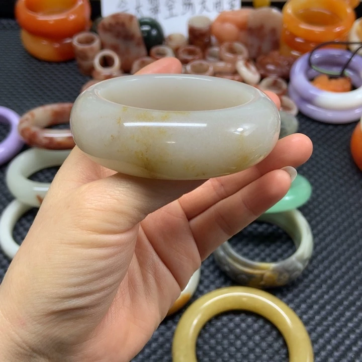 石英质玉未镶嵌手镯