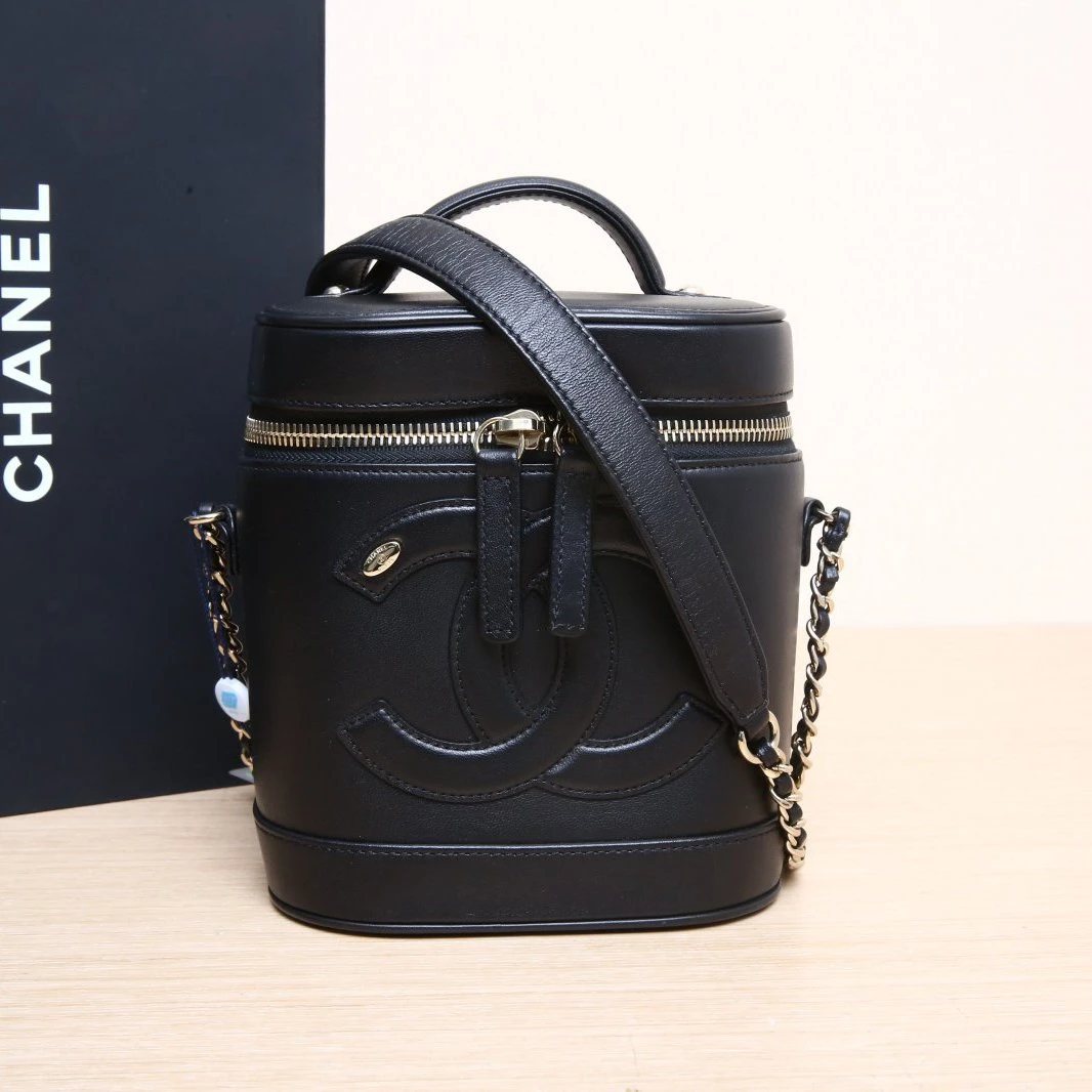 99新 Chanel/香奈儿 黑黑精选226805双C 大LOGO水桶化妆桶包