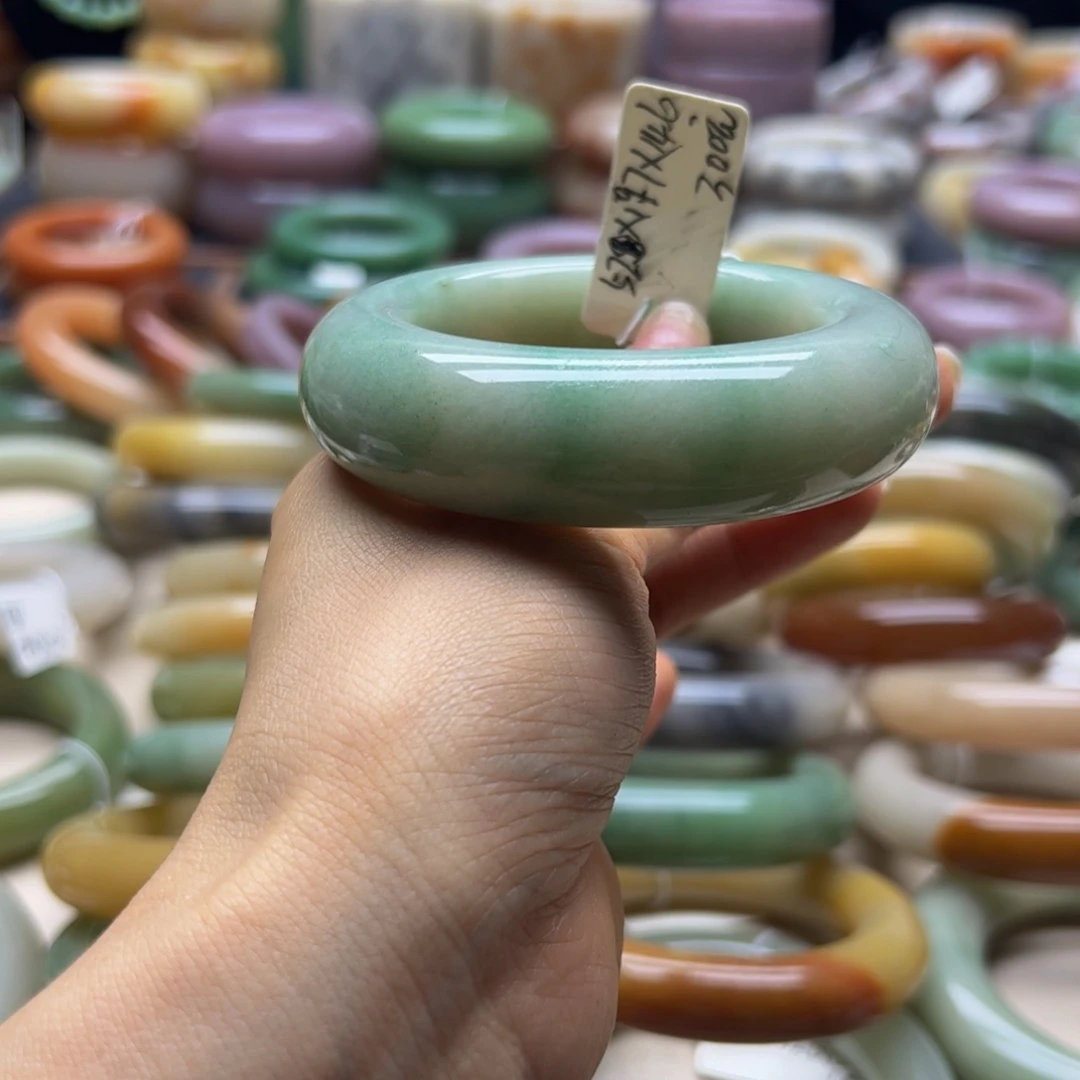未镶嵌手镯石英岩玉