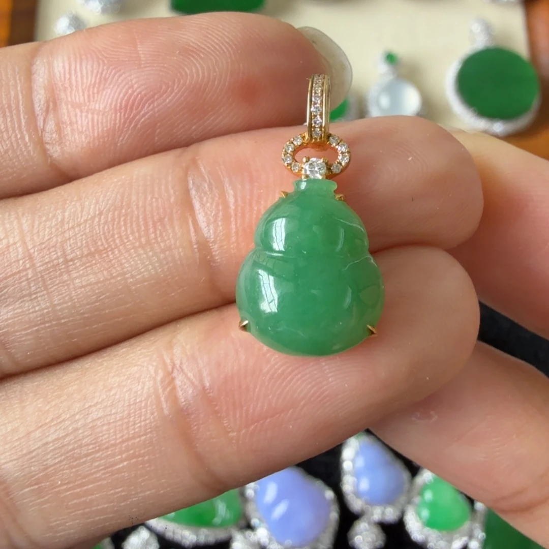 翡翠18K金镶嵌颈饰吊坠
