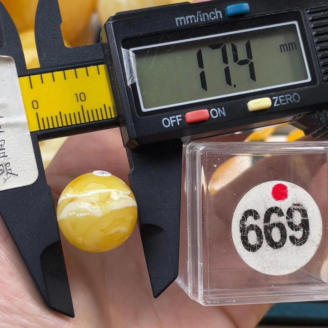 蜜蜡未镶嵌珠宝奇石