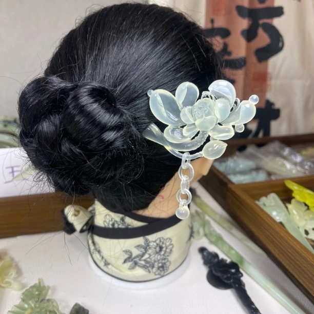 天然岫玉，冰透，精雕绝美荷花流苏发簪