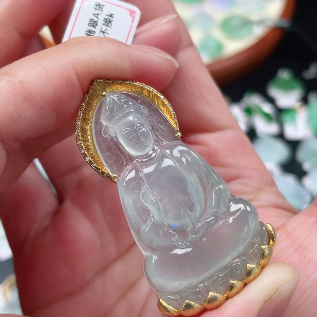 颈饰18K金镶嵌翡翠观音