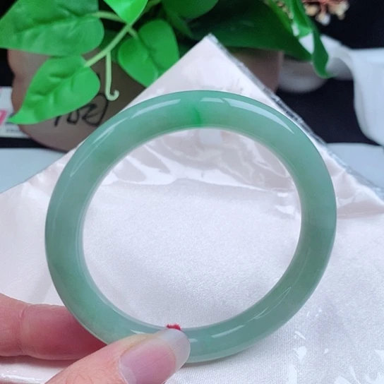 翡翠手镯未镶嵌       圆条 58晴底飘阳绿