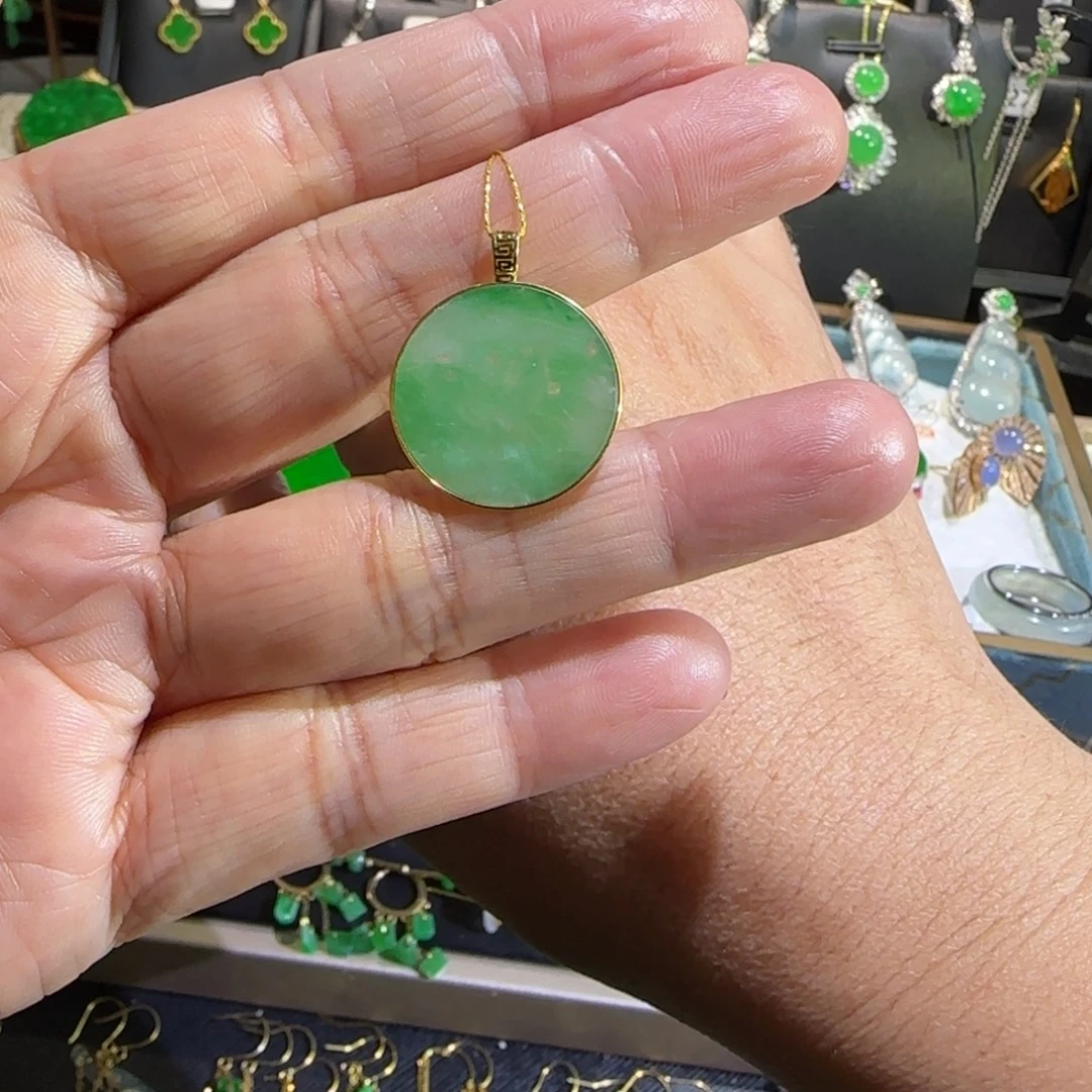 翡翠18K金镶嵌颈饰吊坠