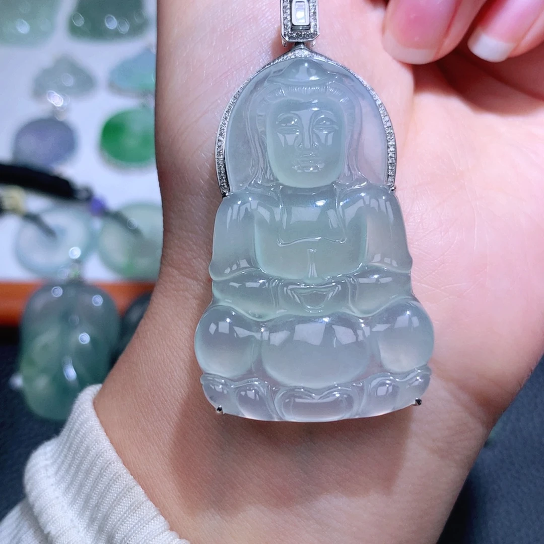 颈饰18K金镶嵌翡翠观音