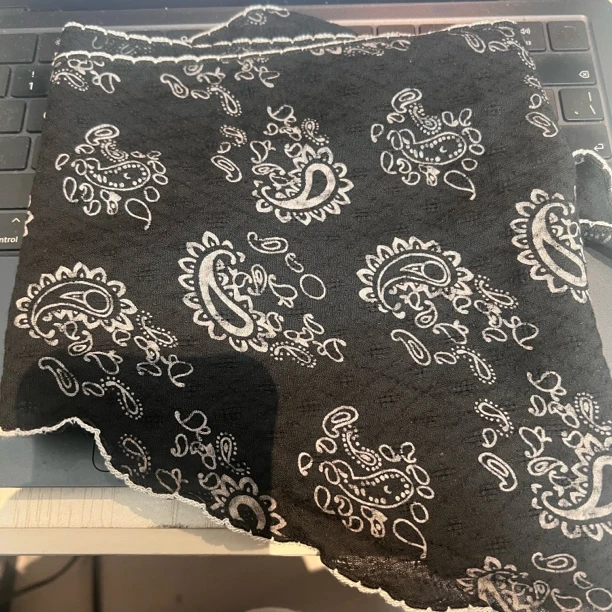 秋原瞳-黑底白花三角丝巾