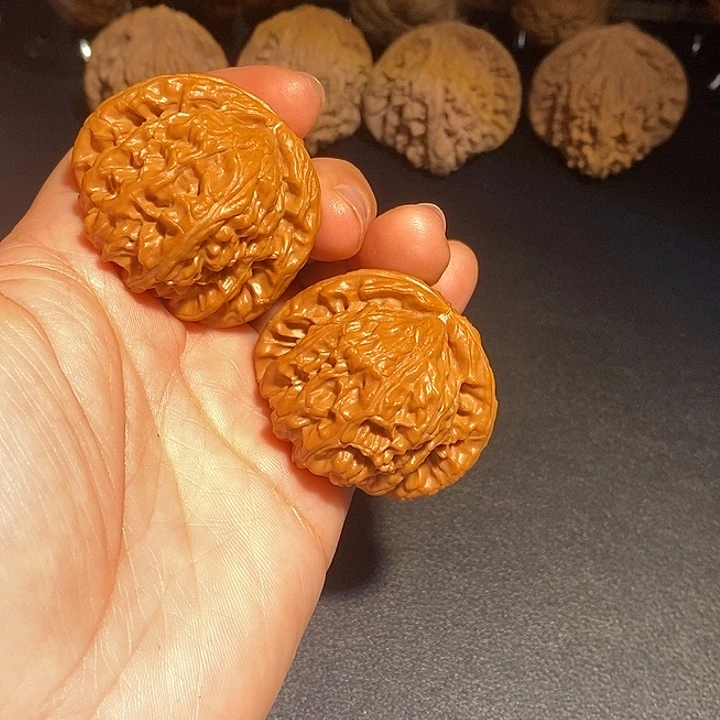 文玩核桃吊坠白狮子