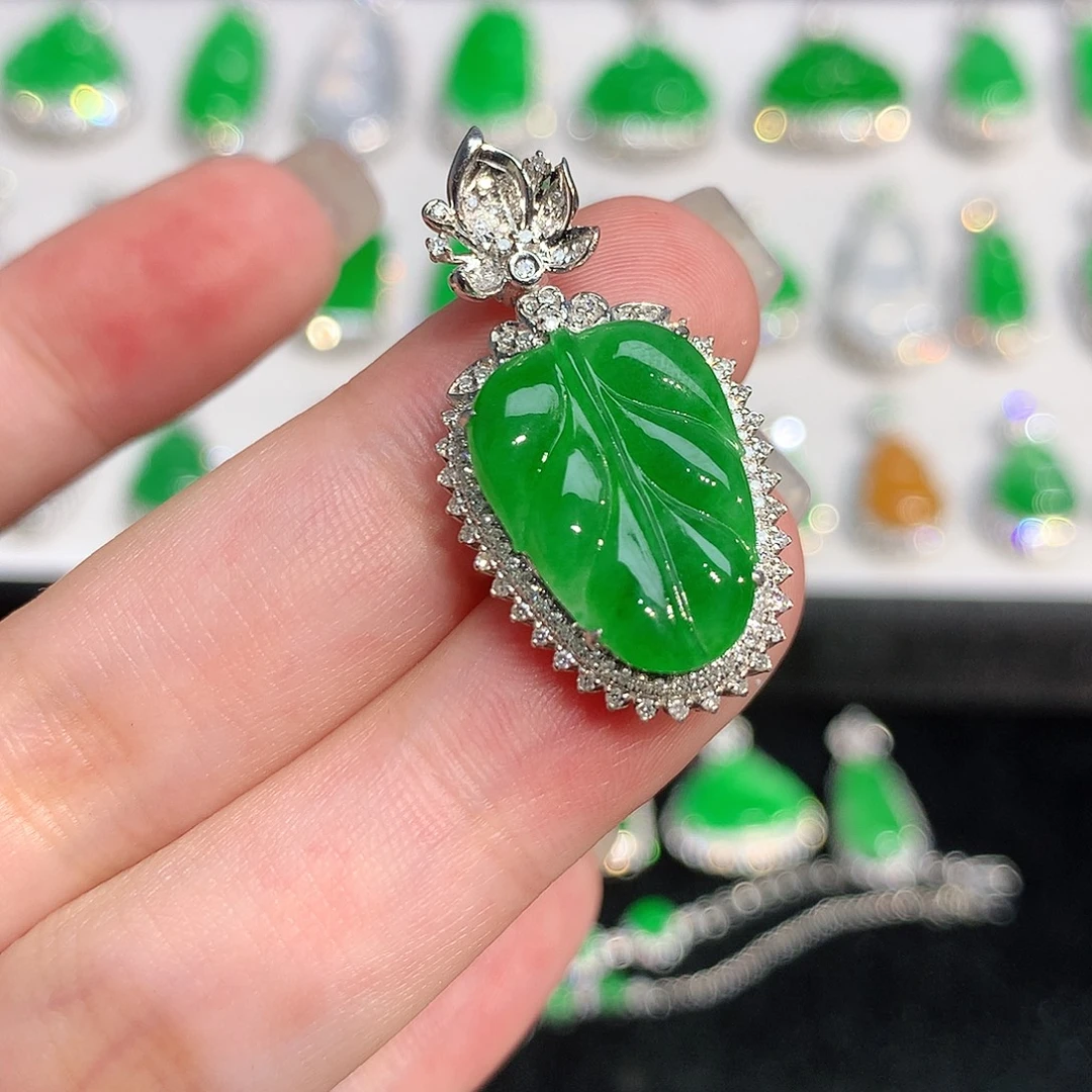 颈饰18K金镶嵌翡翠吊坠