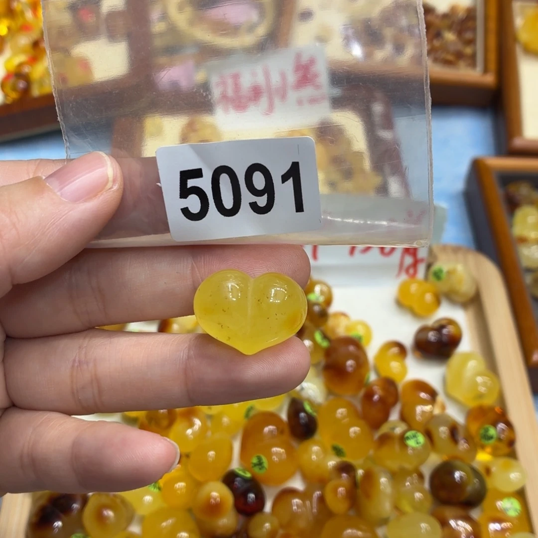 琥珀未镶嵌珠宝奇石