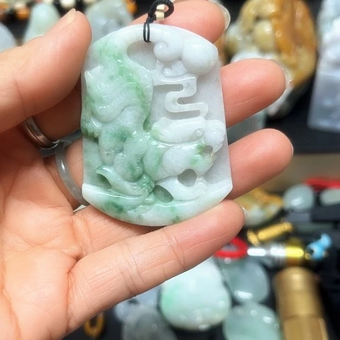 翡翠未镶嵌颈饰挂件