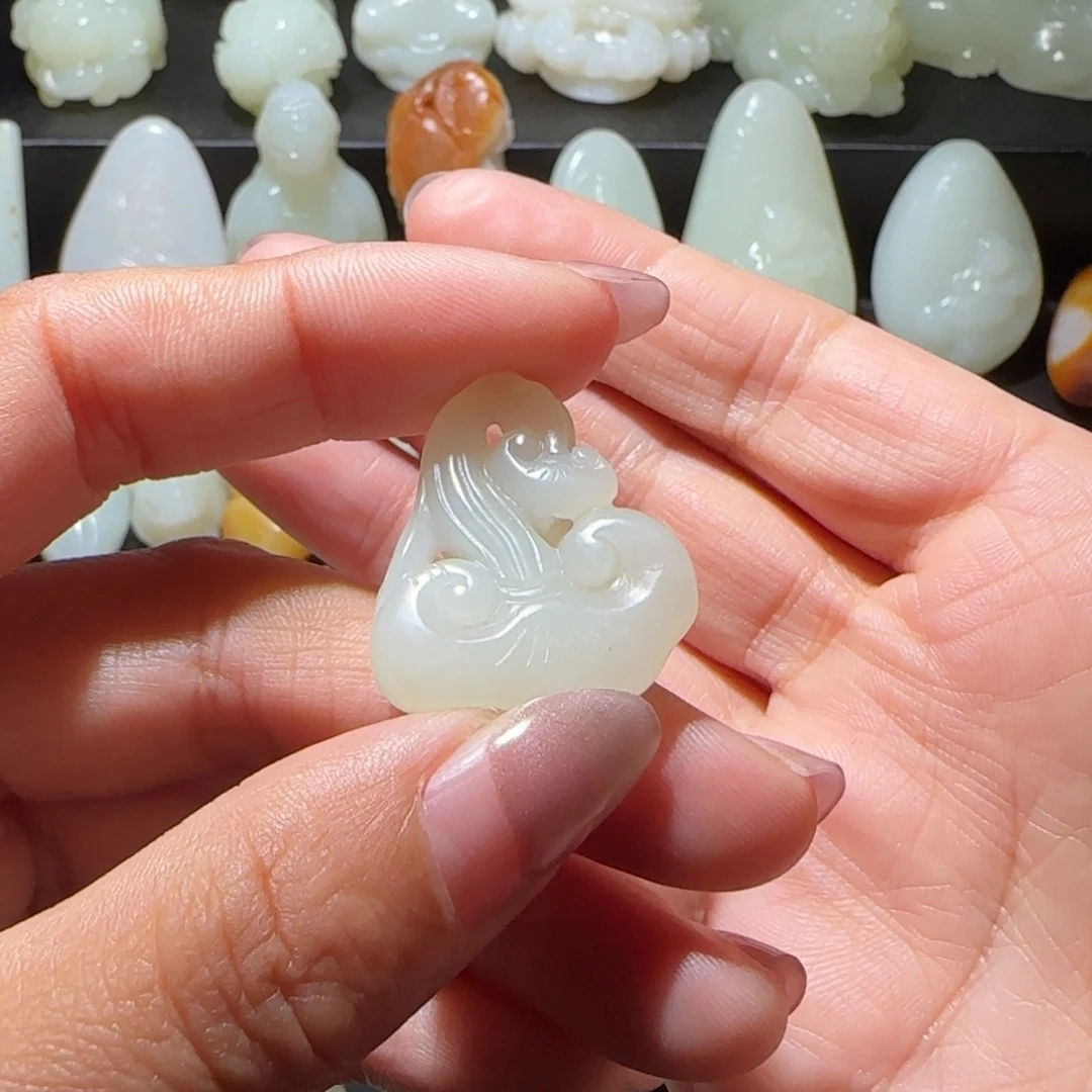 ****儿和田玉未镶嵌颈饰