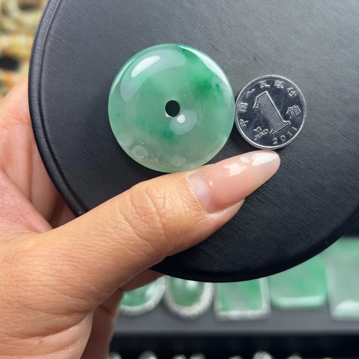 石英质玉（非洲翠）未镶嵌颈饰