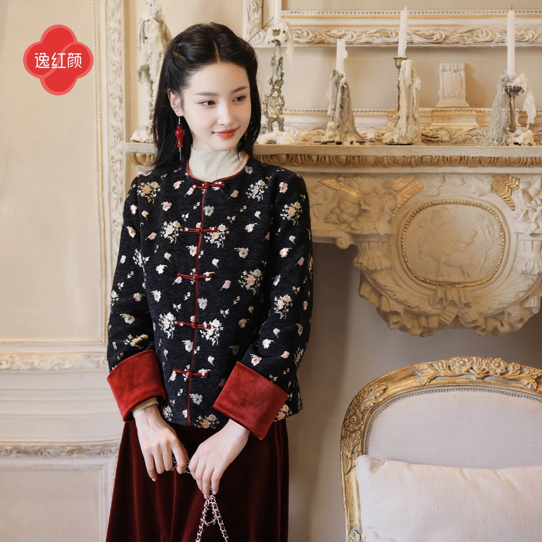 逸红颜 福曦 2025冬年味红丝绒嵌绳翻袖雪尼尔提花唐装外套女