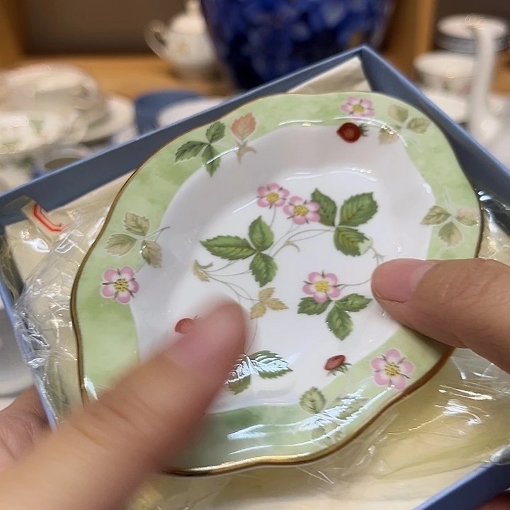 瓷片咖啡杯里的咖啡是我的最爱