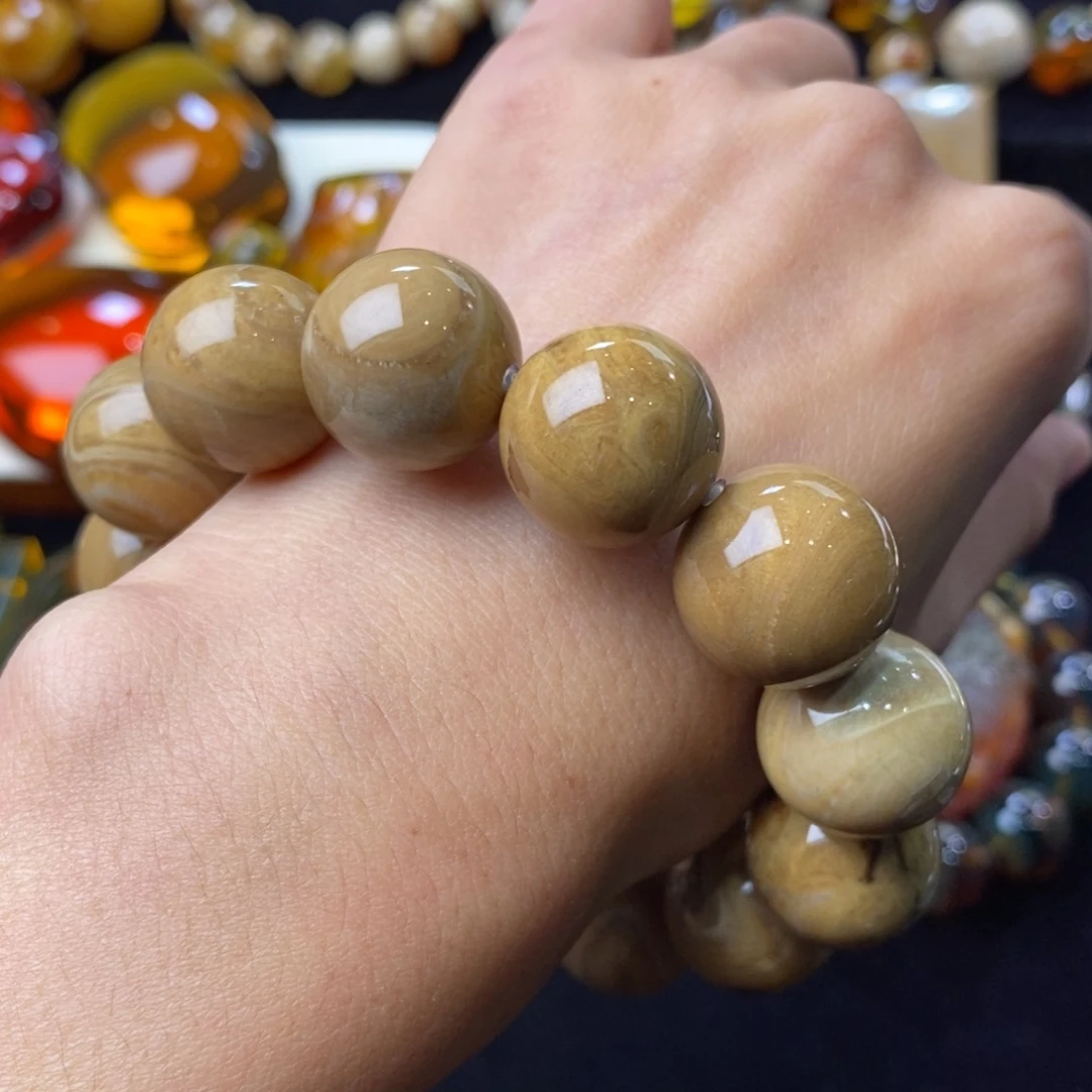 琥珀未镶嵌颈饰40.8克