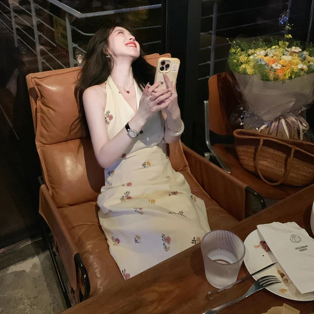 海边度假巨好看挂脖收腰碎花连衣裙长裙女2025新款夏日绝美小裙子