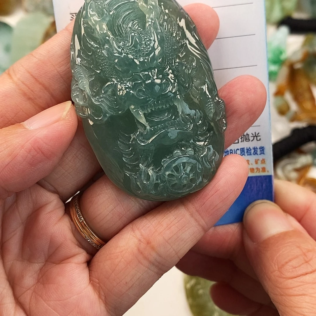 翡翠未镶嵌颈饰龙牌